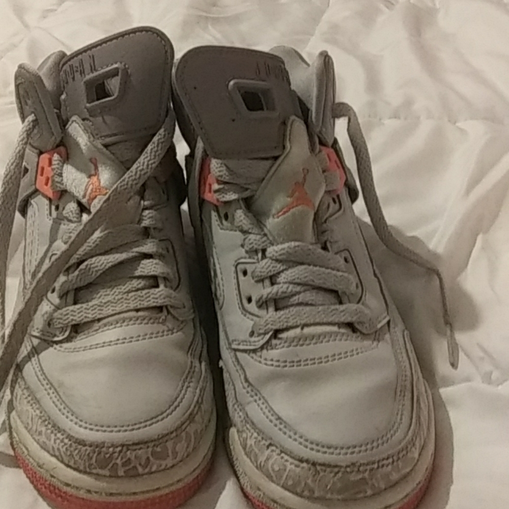 Sports shoes